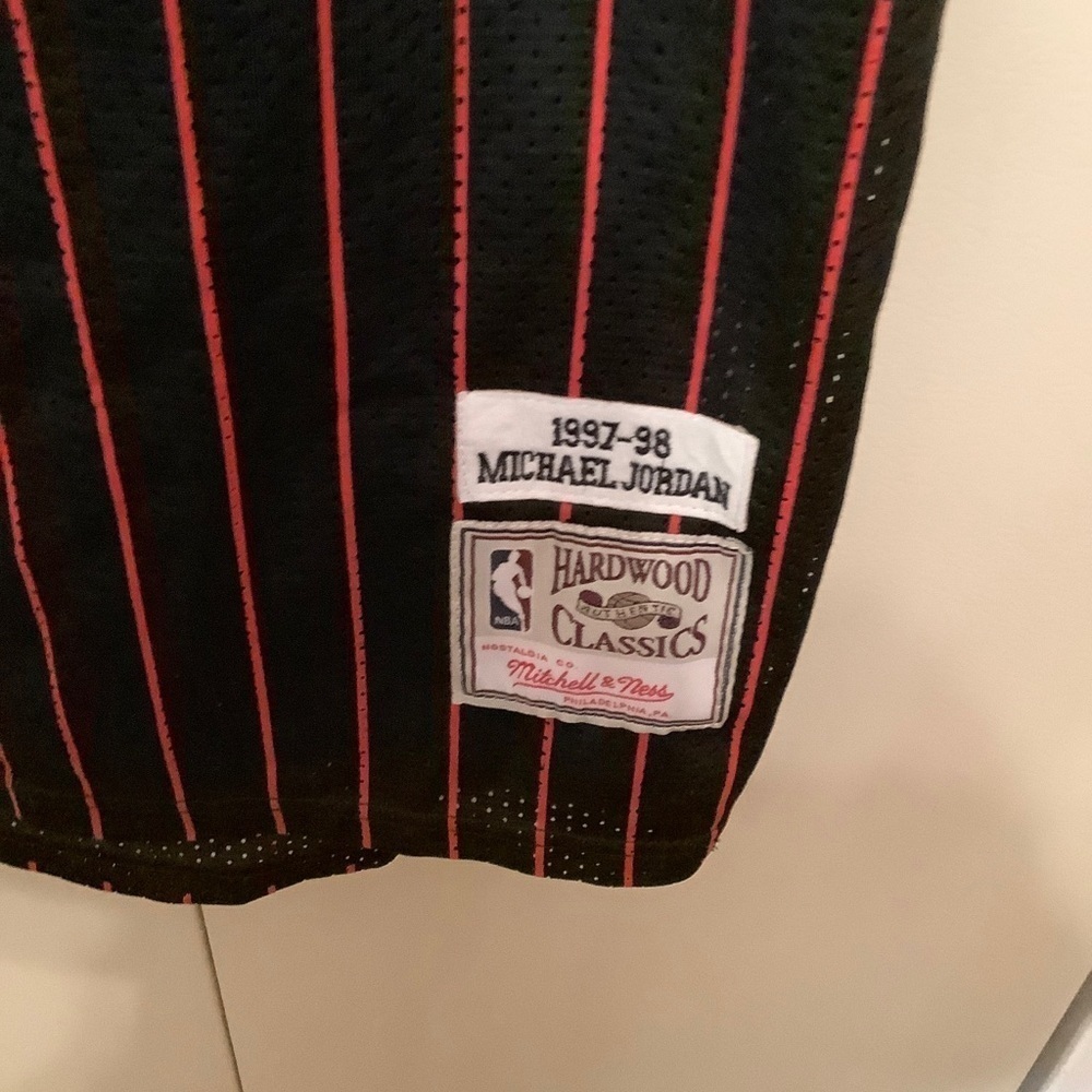Michael Jordan Bulls 23 Mitchell & Ness Authentic Pinstripe Jersey 1997-… - Picture 7 of 11